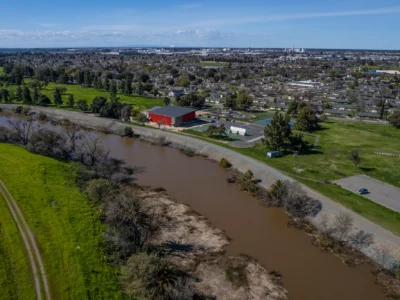 As floods endanger the San Joaquin Valley, Newsom cuts funding for floodplains